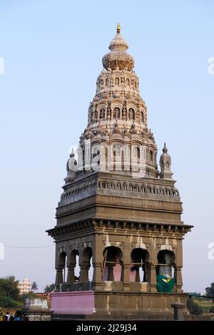 Pandharpur, India, 26 febbraio 2022, Chandrabhaga Ghat e Pundalikas tempio sulla riva del fiume chandrabhaga e la gente che fa riti religiosi. Foto Stock