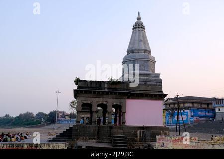 Pandharpur, India, 26 febbraio 2022, Chandrabhaga Ghat e Pundalikas tempio sulla riva del fiume chandrabhaga e la gente che fa riti religiosi. Foto Stock