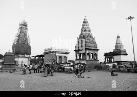 Pandharpur, India, 26 febbraio 2022, Chandrabhaga Ghat e Pundalikas tempio sulla riva del fiume chandrabhaga e la gente che fa riti religiosi. Foto Stock