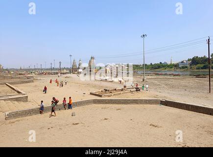 Pandharpur, India, 26 febbraio 2022, Chandrabhaga Ghat e Pundalikas tempio sulla riva del fiume chandrabhaga e la gente che fa riti religiosi. Foto Stock