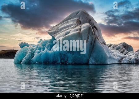 Iceberg, laguna glaciale di Joekulsarlon in estate, Joekulsarlon, lago glaciale, cielo serale, bordo meridionale di Vatnajoekull, Hornafjoerour Foto Stock