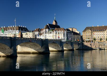 Reno con Ponte di mezzo e Chiesa di San Martino, Basilea, Canton Basilea-Città, Svizzera Foto Stock