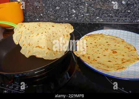 Cucina sveva, pancake, frittura Flaedle in padella, spatola, preparazione cucchiaio per spinaci, specialità sveva, Germania Foto Stock