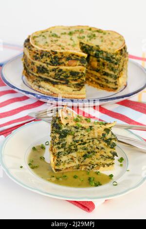 Cucina sveva, cucchiaio per torta di spinaci con pancake, strati di flaedle, torta di pancake su Tel, specialità sveva, Germania Foto Stock