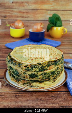 Cucina sveva, cucchiaio per torta di spinaci con pancake, strati di flaedle, torta di pancake su piatto, specialità sveva, Germania Foto Stock