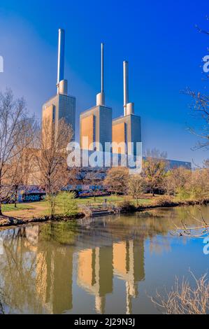 La centrale combinata di calore ed energia, chiamata 'i tre fratelli caldi' direttamente sul fiume Ihme, nel distretto di Hannover-Linden, con riflessione Foto Stock