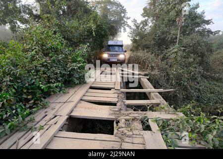 Veicolo fuoristrada davanti a un ponte di legno rotto sulla Transpantaneira, Pantanal, Mato Grosso, Brasile Foto Stock