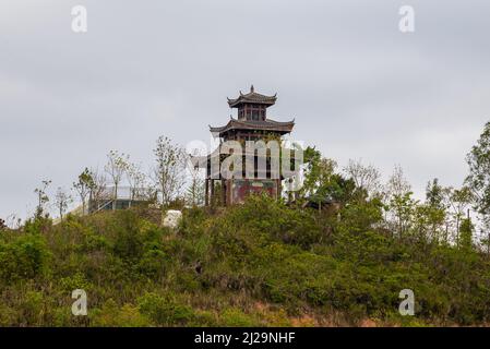 Un padiglione in stile pagoda di antica architettura Cinese costruito sulla cima di una collina Foto Stock