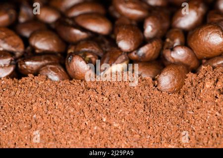 I chicchi di caffè di qualità arabica si trovano sul caffè macinato Foto Stock