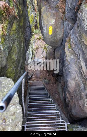 Sentiero escursionistico su scale attraverso strette gole tra le rocce, Johanniswacht, Bielatal, Sassonia Svizzera, Sassonia, Germania Foto Stock