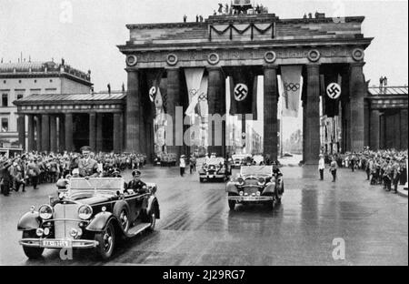 Adolf Hitler si recherà al Reichssportfeld per l'apertura dei Giochi, porta di Brandeburgo, 1 agosto 1936 Foto Stock