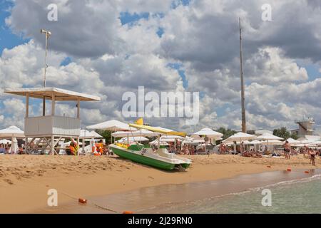 Zaozernoe, distretto Saksky, Evpatoria, Crimea, Russia - 23 luglio 2021: Noleggio catamarano sulla spiaggia del centro sportivo Evolution nel villaggio di Foto Stock