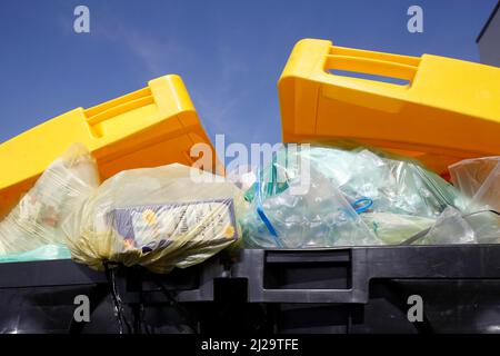 Contenitore giallo per rifiuti in plastica, separazione rifiuti, Germania Foto Stock