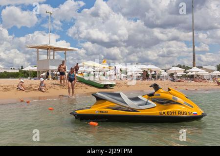 Zaozernoe, distretto Saksky, Evpatoria, Crimea, Russia - 23 luglio 2021: Moto d'acqua arancione sulla spiaggia Evolution nel villaggio di Zaozernoye, Evpa Foto Stock