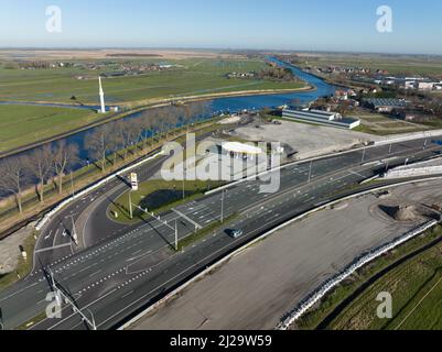 Amsterdam, 27th di Fabruary 2022, Paesi Bassi. Serbatoio carburante diesel e gas. Lungo una strada con traffico. Rifornimento di petrolio Foto Stock