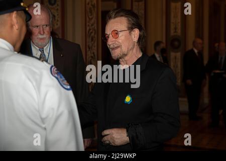 30 marzo 2022, Washington, Distretto di Columbia, Stati Uniti d'America: Bono, Un cantautore irlandese, incontra i membri della polizia Capitol durante la sua visita a Capitol Hill il 30 marzo 2022 a Washington D.C, Stati Uniti (Credit Image: © Aaron Schwartz/CNP via ZUMA Press Wire) Foto Stock