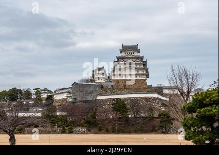 Himeji, Giappone - Januari 6, 2020. Esterno del famosissimo Castello di Himeji in Giappone. Questo castello è uno dei pochi castelli giapponesi autentici costruiti utilizzando tecniche di costruzione classiche. Foto Stock