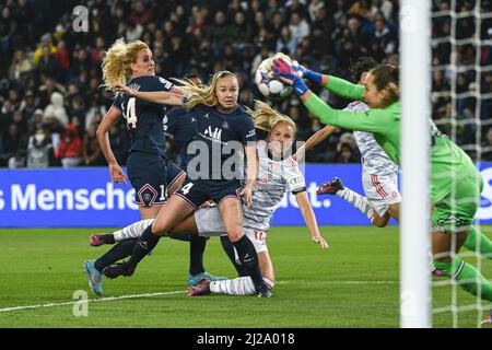 Paulina Dudek e Glodis Perla Viggosdottir durante la UEFA Women's Champions League, quarti di finale, partita di calcio a 2nd gambe tra Paris Saint-Germain (PSG) e FC Bayern Monaco (Munchen) il 30 marzo 2022 allo stadio Parc des Princes di Parigi, Francia - Foto: Victor Joly/DPPI/LiveMedia Foto Stock