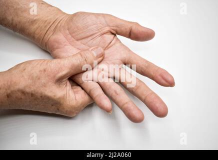 Aspetto palmo doloroso del vecchio asiatico. Concetto di sindrome compartimentale e dolore ai muscoli delle mani. Foto Stock