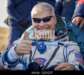 (220331) -- WASHINGTON, 31 marzo 2022 (Xinhua) -- l'astronauta della NASA Mark Vande Hei gesticola fuori della navicella spaziale con equipaggio Soyuz MS-19 dopo l'atterraggio in una zona a sud-est della città di Dzhezkazgan, Kazakistan, 30 marzo 2022. Dopo aver esteso il record per il singolo volo spaziale più lungo della storia da parte di un americano a 355 giorni, l'astronauta della NASA Mark Vande Hei è tornato sulla Terra mercoledì con due crewmates russi. Vande Hei partì dalla Stazione spaziale Internazionale insieme ai cosmonauti russi Anton Shkaplerov e Pyotr Dubrov alle 3:21 ora del giorno Orientale (EDT), e fece un sicuro paracadute-assi Foto Stock