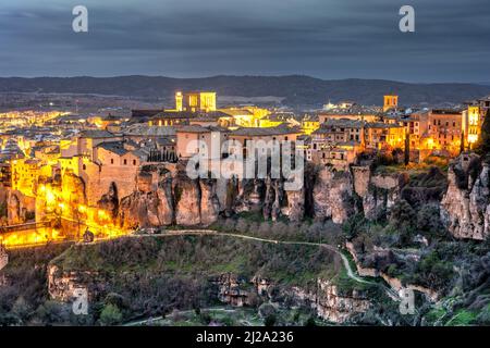Skyline della città vecchia al crepuscolo, Cuenca, Castilla-la Mancha, Spagna Foto Stock
