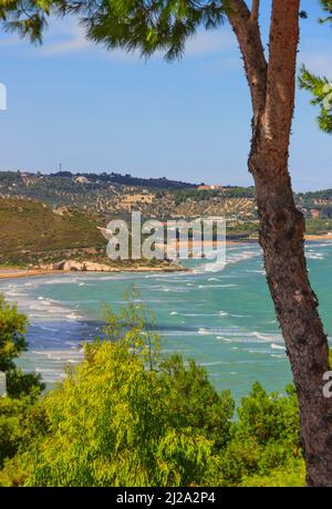 Estate relax.le coste più belle d'Italia: baia di Vieste in Puglia. Scorcio delle spiagge di Portonuovo e Scialara. Foto Stock