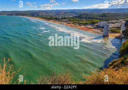 Baia di Vieste in Puglia. Spiaggia di Castello o di Scialara: È oscurata dal Castello di Swabiam e dal Monolito di Pizzomuno. Foto Stock