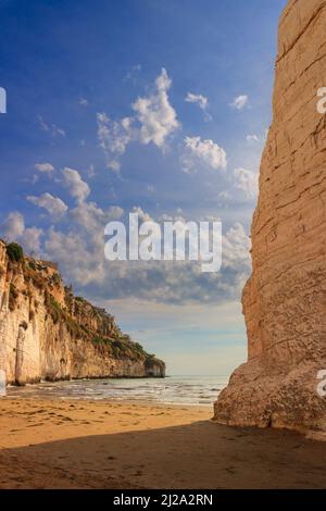 Baia di Vieste in Puglia. Spiaggia di Castello o di Scialara: È oscurata dal Castello di Swabiam e dal Monolito di Pizzomuno. Foto Stock