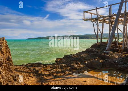 Costa del Gargano: baia di Vieste.in Puglia, Italia. Vista da un trebuchet abbandonato. Foto Stock