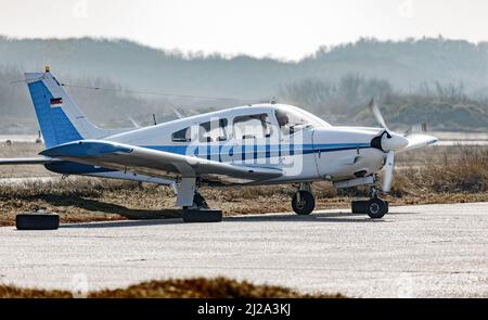 Helgoland, Germania. 25th Mar 2022. Un aereo privato riscalda il motore su un grembiule del campo aereo sulla duna Helgoland. Credit: Markus Scholz/dpa/Alamy Live News Foto Stock