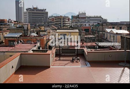 Vista sulla città dalla terrazza panoramica di Napoli Foto Stock