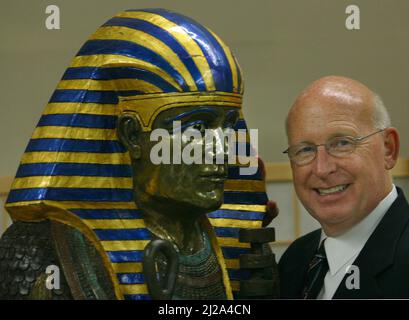 RON TEMU DI 'MMUM' CON IL MUMMIFORM CASKET UMANO. 15,OOO PERSONE IN TUTTO IL MONDO TRA CUI CELEBRETIES NEL REGNO UNITO HANNO RICHIESTO MUMMIFICAZIONE DEL LORO CORPO E/O DEI LORO ANIMALI DOMESTICI ATTRAVERSO IL MONDO UNICO MUMMIFICATION SOCIETÀ 'UMMUM' CON SEDE A SALT LAKE CITY NEGLI STATI UNITI. IL PROCESSO DI MUMMIFICAZIONE UTILIZZATO A SUMMUM MANTIENE IL CORPO TOTALMENTE 'FRESCO' UTILIZZANDO UN PROCESSO UNICO. GLI ANIMALI DOMESTICI SONO STATI ESAMINATI DOPO UN PERIODO DI ANNI DALLA MUMMIFICAZIONE E SONO EMERSI NELLA STESSA CONDIZIONE COME QUANDO SONO STATI MUMMIFICATI.A CAUSA DELLA CONSERVAZIONE EXTRAOADINARY DEL PROCESSO MOLTI CLIENTI STANNO USANDO IL PROCESSO PER SE STESSI E. Foto Stock