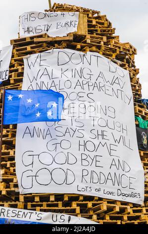 Newtownabbey, Irlanda del Nord. 11 Luglio 2014 - Falò vengono preparati per la masterizzazione per xi luglio celebrazioni molti essendo adornata con manifesti elettorali da odiato politici, o grandi striscioni con messaggi politici. Foto Stock