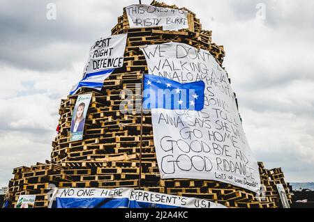 Newtownabbey, Irlanda del Nord. 11 Luglio 2014 - Falò vengono preparati per la masterizzazione per xi luglio celebrazioni molti essendo adornata con manifesti elettorali da odiato politici, o grandi striscioni con messaggi politici. Foto Stock