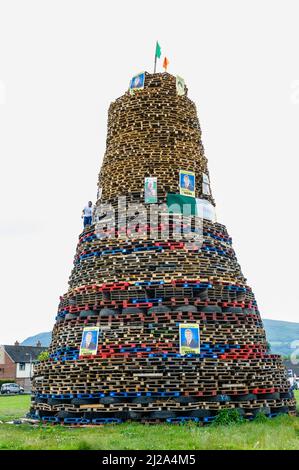 Newtownabbey, Irlanda del Nord. 11 Luglio 2014 - Falò vengono preparati per la masterizzazione per xi luglio celebrazioni molti essendo adornata con manifesti elettorali da odiato politici, o grandi striscioni con messaggi politici. Foto Stock