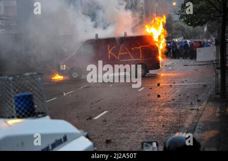 Belfast, Irlanda del Nord. 9th agosto 2013 - una parata anti-internamento dei repubblicani dà adito a rivolte protestando contro i lealisti a Belfast. Un furgone ha KAT (Kill All Taigs) scritto in vernice spray sul lato. Foto Stock