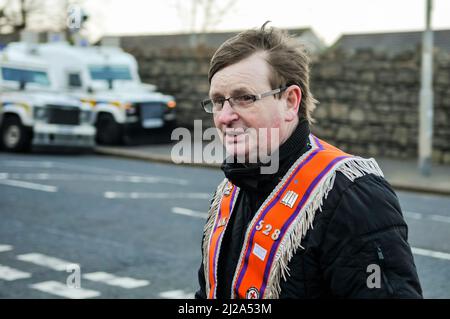 Belfast, Irlanda del Nord. 07 apr 2016 - Willie Frazer, attivista delle vittime, si unisce ai lealisti mentre tengono la parata a per commemorare 1000 giorni da quando Ligoneil Orange Lodges è stato arrestato dal ritorno nella loro sala il 12th luglio 2013 Foto Stock