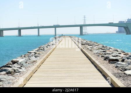 Saadiyat Breakwater sull'isola di al Sa'Diyat ad Abu Dhabi, Emirati Arabi Uniti. Foto Stock