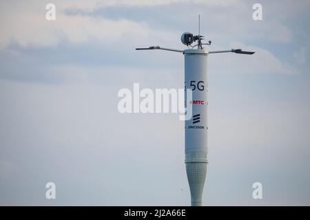 Torre di telecomunicazioni di 5G cellulari sullo sfondo del cielo. Trasmettitore antenna di comunicazione wireless. Foto Stock