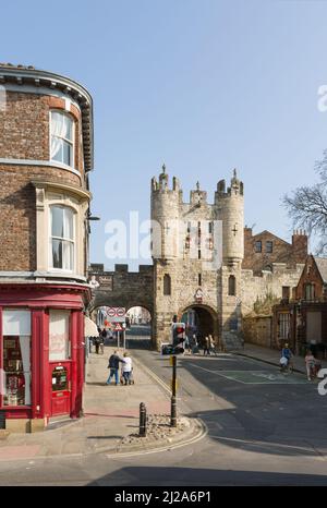 Vista turistica del Micklegate Bar dal punto di vista della città open top sito di autobus turistico. Costruito nel 12th secolo, i piani più recenti costruito nel 14th secolo Foto Stock