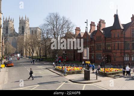 York Minster visto da un autobus scoperto sito turistico della città. Foto Stock