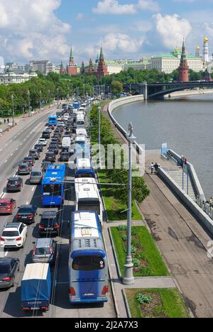 Mosca, Russia. Ingorgo sul lungofiume di Prechistenskaya Foto Stock