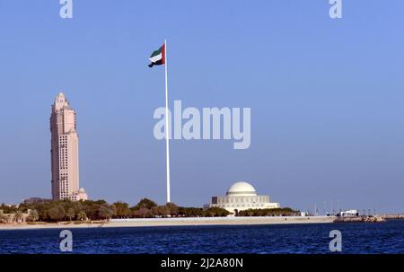 Una vista del teatro di Abu Dhabi e della bandiera degli Emirati Arabi Uniti ad Abu Dhabi, Emirati Arabi Uniti. Foto Stock