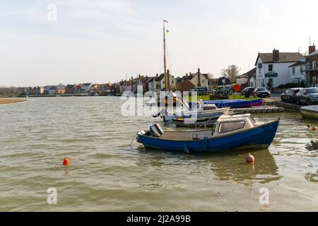 Barche e case sul litorale del fiume Colne, Rowhedge, Essex, Inghilterra, Regno Unito Foto Stock
