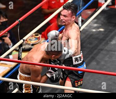 Andy Hiraoka (guanto nero) e Cristiano Aoqui (guanto argento) compete durante il Super Lightweight Title Bout del WBO Asia Pacific, Giappone presso la Korakuen Hall di Tokyo, Giappone, 28 febbraio 2021. (Foto di Hiroaki Finito Yamaguchi/AFLO) Foto Stock