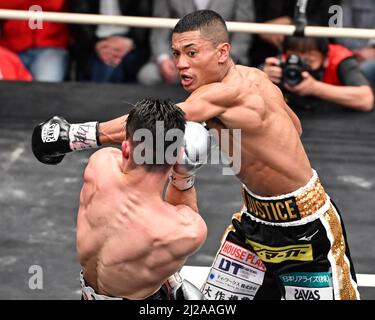 Andy Hiraoka (guanto nero) e Cristiano Aoqui (guanto argento) compete durante il Super Lightweight Title Bout del WBO Asia Pacific, Giappone presso la Korakuen Hall di Tokyo, Giappone, 28 febbraio 2021. (Foto di Hiroaki Finito Yamaguchi/AFLO) Foto Stock