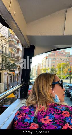 Pochi turisti che prendono un giro su un autobus turistico a Barcellona Foto Stock