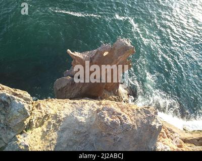 La testa del drago sorge dall'acqua - la roccia o la formazione di lava con la forma di un grande animale. Popolare destinazione di viaggio formazione di roccia vulcanica in Foto Stock