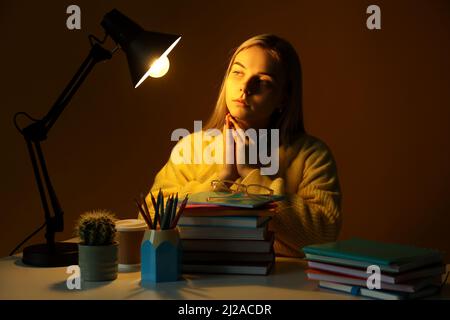 Concetto di preparazione agli esami e alle prove con la studentessa Foto Stock