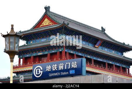 PECHINO - NOVEMBRE 01: Porta Zheng Yang e stazione della metropolitana Qianmen a Pechino, Novembre 2013 in Cina Foto Stock